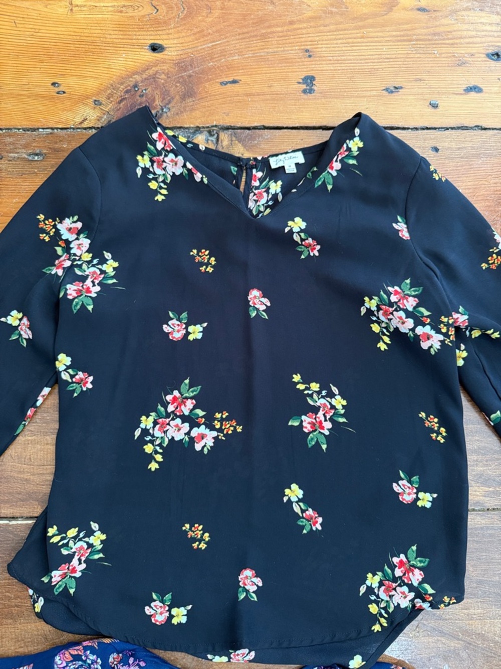 Lily White Floral Black & Navy Blouse tops bundle sleeve size medium - Picture 11 of 12